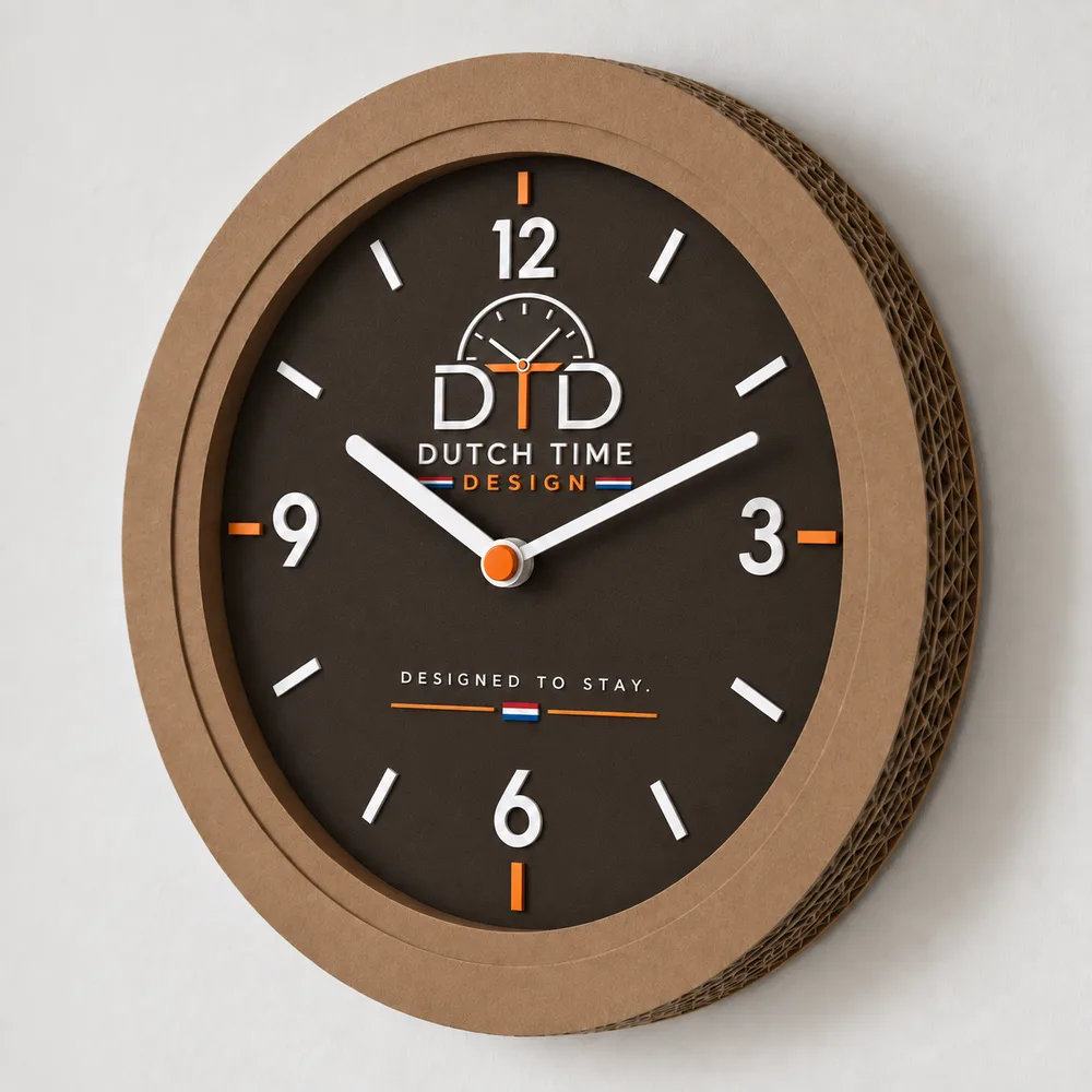 Kartonnen wandklok met donkere wijzerplaat en Dutch Time Design logo